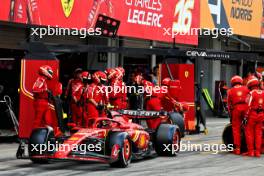 Carlos Sainz Jr (ESP) Ferrari SF-24 makes a pit stop. 07.04.2024. Formula 1 World Championship, Rd 4, Japanese Grand Prix, Suzuka, Japan, Race Day.