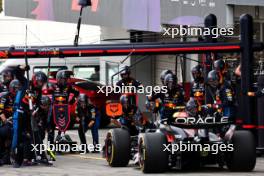 Sergio Perez (MEX) Red Bull Racing RB20 makes a pit stop. 07.04.2024. Formula 1 World Championship, Rd 4, Japanese Grand Prix, Suzuka, Japan, Race Day.