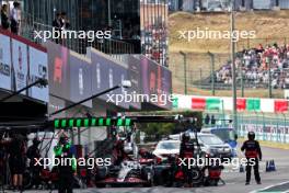 Nico Hulkenberg (GER) Haas VF-24 makes a pit stop. 07.04.2024. Formula 1 World Championship, Rd 4, Japanese Grand Prix, Suzuka, Japan, Race Day.