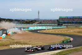 Kevin Magnussen (DEN) Haas VF-24 and Logan Sargeant (USA) Williams Racing FW46 as Daniel Ricciardo (AUS) RB VCARB 01 and Alexander Albon (THA) Williams Racing FW46 crash at the start of the race. 07.04.2024. Formula 1 World Championship, Rd 4, Japanese Grand Prix, Suzuka, Japan, Race Day.