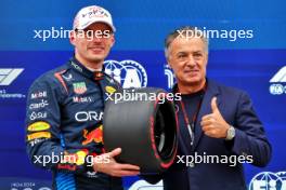 (L to R): Max Verstappen (NLD) Red Bull Racing receives the Pirelli Pole Position Award from Jean Alesi (FRA) in qualifying parc ferme. 06.04.2024. Formula 1 World Championship, Rd 4, Japanese Grand Prix, Suzuka, Japan, Qualifying Day.