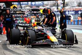 Max Verstappen (NLD) Red Bull Racing RB20 practices a pit stop. 06.04.2024. Formula 1 World Championship, Rd 4, Japanese Grand Prix, Suzuka, Japan, Qualifying Day.