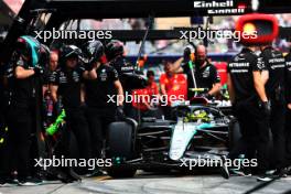 Lewis Hamilton (GBR) Mercedes AMG F1 W15 practices a pit stop. 06.04.2024. Formula 1 World Championship, Rd 4, Japanese Grand Prix, Suzuka, Japan, Qualifying Day.