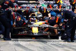 Max Verstappen (NLD) Red Bull Racing RB20 changes a front wing in the pits. 06.04.2024. Formula 1 World Championship, Rd 4, Japanese Grand Prix, Suzuka, Japan, Qualifying Day.