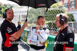 Kevin Magnussen (DEN) Haas F1 Team with Mark Slade (GBR) Haas F1 Team Race Engineer on the grid. 26.05.2024. Formula 1 World Championship, Rd 8, Monaco Grand Prix, Monte Carlo, Monaco, Race Day.