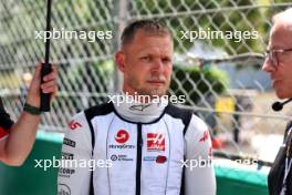 Kevin Magnussen (DEN) Haas F1 Team with Mark Slade (GBR) Haas F1 Team Race Engineer on the grid. 26.05.2024. Formula 1 World Championship, Rd 8, Monaco Grand Prix, Monte Carlo, Monaco, Race Day.