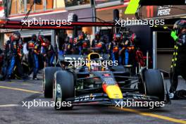 Max Verstappen (NLD) Red Bull Racing RB20 makes a pit stop. 26.05.2024. Formula 1 World Championship, Rd 8, Monaco Grand Prix, Monte Carlo, Monaco, Race Day.
