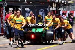 Lando Norris (GBR) McLaren MCL38 stops at the end of the pit lane, recovered by mechanics. 25.05.2024. Formula 1 World Championship, Rd 8, Monaco Grand Prix, Monte Carlo, Monaco, Qualifying Day.