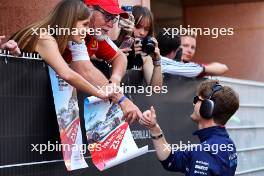 Logan Sargeant (USA) Williams Racing with fans. 26.05.2024. Formula 1 World Championship, Rd 8, Monaco Grand Prix, Monte Carlo, Monaco, Race Day.