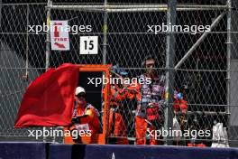 Circuit atmosphere - marshals wave red flag in the first practice session. 25.10.2024. Formula 1 World Championship, Rd 20, Mexican Grand Prix, Mexico City, Mexico, Practice Day.