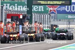 Esteban Ocon (FRA) Alpine F1 Team A524; Oscar Piastri (AUS) McLaren MCL38; and Pato O'Ward (MEX) McLaren MCL38 Reserve Driver in the pits. 25.10.2024. Formula 1 World Championship, Rd 20, Mexican Grand Prix, Mexico City, Mexico, Practice Day.