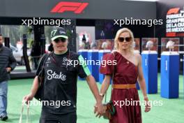 (L to R): Valtteri Bottas (FIN) Sauber with girlfriend Tiffany Cromwell (AUS) Professional Cyclist. 25.10.2024. Formula 1 World Championship, Rd 20, Mexican Grand Prix, Mexico City, Mexico, Practice Day.