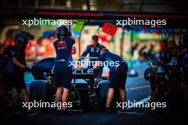 Sergio Perez (MEX) Red Bull Racing RB20 in the pits. 25.10.2024. Formula 1 World Championship, Rd 20, Mexican Grand Prix, Mexico City, Mexico, Practice Day.