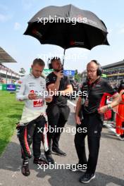 Kevin Magnussen (DEN) Haas F1 Team on the grid with Mark Slade (GBR) Haas F1 Team Race Engineer. 27.10.2024. Formula 1 World Championship, Rd 20, Mexican Grand Prix, Mexico City, Mexico, Race Day.