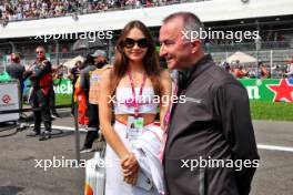 (L to R): Anna Danshina (GBR) Actress with Paddy Lowe (GBR) Zero Founder and CEO on the grid. 27.10.2024. Formula 1 World Championship, Rd 20, Mexican Grand Prix, Mexico City, Mexico, Race Day.