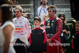 (L to R): Max Verstappen (NLD) Red Bull Racing and Charles Leclerc (MON) Ferrari on the grid. 27.10.2024. Formula 1 World Championship, Rd 20, Mexican Grand Prix, Mexico City, Mexico, Race Day.