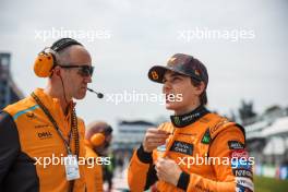 Oscar Piastri (AUS) McLaren with Tom Stallard (GBR) McLaren Race Engineer on the grid. 27.10.2024. Formula 1 World Championship, Rd 20, Mexican Grand Prix, Mexico City, Mexico, Race Day.