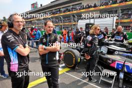 (L to R): Ciaron Pilbeam (GBR) Alpine F1 Team Head of Trackside Engineering and Oliver Oakes (GBR) Alpine F1 Team Team Principal on the grid. 27.10.2024. Formula 1 World Championship, Rd 20, Mexican Grand Prix, Mexico City, Mexico, Race Day.