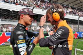 (L to R): Lando Norris (GBR) McLaren on the grid with William Joseph (GBR) McLaren Race Engineer. 27.10.2024. Formula 1 World Championship, Rd 20, Mexican Grand Prix, Mexico City, Mexico, Race Day.