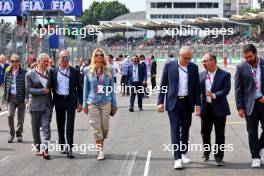 (L to R): Alejandro Soberon (MEX) Mexican GP Promoter; Carlos Slim Domit (MEX) Chairman of America Movil and his wife María Elena Torruco (MEX) on the grid. 27.10.2024. Formula 1 World Championship, Rd 20, Mexican Grand Prix, Mexico City, Mexico, Race Day.