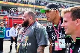 Alex Pereira (MEX) UFC Fighter (Centre) on the grid. 27.10.2024. Formula 1 World Championship, Rd 20, Mexican Grand Prix, Mexico City, Mexico, Race Day.