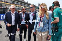 (L to R): Stefano Domenicali (ITA) Formula One President and CEO on the grid with Carlos Slim Domit (MEX) Chairman of America Movil and his wife María Elena Torruco (MEX). 27.10.2024. Formula 1 World Championship, Rd 20, Mexican Grand Prix, Mexico City, Mexico, Race Day.