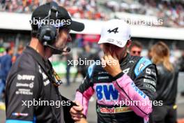 Pierre Gasly (FRA) Alpine F1 Team with John Howard (GBR) Alpine F1 Team Race Engineer on the grid. 27.10.2024. Formula 1 World Championship, Rd 20, Mexican Grand Prix, Mexico City, Mexico, Race Day.