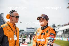 Oscar Piastri (AUS) McLaren with Tom Stallard (GBR) McLaren Race Engineer on the grid. 27.10.2024. Formula 1 World Championship, Rd 20, Mexican Grand Prix, Mexico City, Mexico, Race Day.