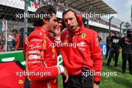 (L to R): Carlos Sainz Jr (ESP) Ferrari with Riccardo Adami (ITA) Ferrari Race Engineer on the grid. 27.10.2024. Formula 1 World Championship, Rd 20, Mexican Grand Prix, Mexico City, Mexico, Race Day.