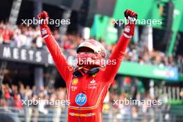  Race winner Carlos Sainz Jr (ESP) Ferrari celebrates in parc ferme. 27.10.2024. Formula 1 World Championship, Rd 20, Mexican Grand Prix, Mexico City, Mexico, Race Day.