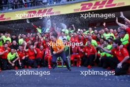 Zak Brown (USA) McLaren Executive Director photobombs the Ferrari team celebration photo for Carlos Sainz Jr (ESP) Ferrari and Charles Leclerc (MON) Ferrari. 27.10.2024. Formula 1 World Championship, Rd 20, Mexican Grand Prix, Mexico City, Mexico, Race Day.