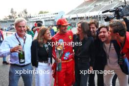 Carlos Sainz Jr (ESP) Ferrari celebrates with his father Carlos Sainz (ESP); his mother Reyes Vázquez de Castro (ESP); girlfriend Rebecca Donaldson (GBR); and friends. 27.10.2024. Formula 1 World Championship, Rd 20, Mexican Grand Prix, Mexico City, Mexico, Race Day.