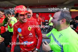 Race winner Carlos Sainz Jr (ESP) Ferrari celebrates with the team. 27.10.2024. Formula 1 World Championship, Rd 20, Mexican Grand Prix, Mexico City, Mexico, Race Day.