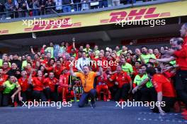 Zak Brown (USA) McLaren Executive Director photobombs the Ferrari team celebration photo for Carlos Sainz Jr (ESP) Ferrari and Charles Leclerc (MON) Ferrari. 27.10.2024. Formula 1 World Championship, Rd 20, Mexican Grand Prix, Mexico City, Mexico, Race Day.