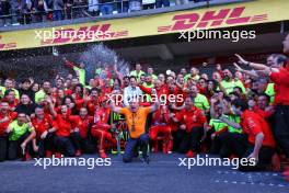 Zak Brown (USA) McLaren Executive Director photobombs the Ferrari team celebration photo for Carlos Sainz Jr (ESP) Ferrari and Charles Leclerc (MON) Ferrari. 27.10.2024. Formula 1 World Championship, Rd 20, Mexican Grand Prix, Mexico City, Mexico, Race Day.