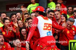 Race winner Carlos Sainz Jr (ESP) Ferrari celebrates with the team. 27.10.2024. Formula 1 World Championship, Rd 20, Mexican Grand Prix, Mexico City, Mexico, Race Day.