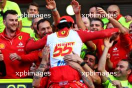 Race winner Carlos Sainz Jr (ESP) Ferrari celebrates with the team. 27.10.2024. Formula 1 World Championship, Rd 20, Mexican Grand Prix, Mexico City, Mexico, Race Day.