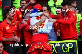 Race winner Carlos Sainz Jr (ESP) Ferrari celebrates with John Elkann (ITA) FIAT Chrysler Automobiles Chairman and the team. 27.10.2024. Formula 1 World Championship, Rd 20, Mexican Grand Prix, Mexico City, Mexico, Race Day.