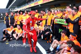 Carlos Sainz Jr (ESP) Ferrari photobombs the McLaren team photograph for second placed Lando Norris (GBR) McLaren. 27.10.2024. Formula 1 World Championship, Rd 20, Mexican Grand Prix, Mexico City, Mexico, Race Day.