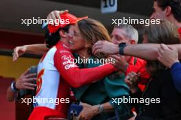 Race winner Carlos Sainz Jr (ESP) Ferrari celebrates with girlfriend Rebecca Donaldson (GBR). 27.10.2024. Formula 1 World Championship, Rd 20, Mexican Grand Prix, Mexico City, Mexico, Race Day.