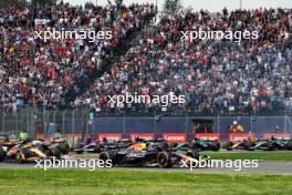 Max Verstappen (NLD) Red Bull Racing RB20 leads at the start of the race. 27.10.2024. Formula 1 World Championship, Rd 20, Mexican Grand Prix, Mexico City, Mexico, Race Day.