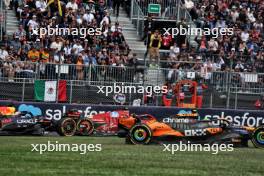 Max Verstappen (NLD) Red Bull Racing RB20 and Lando Norris (GBR) McLaren MCL38 battle for position, behind Carlos Sainz Jr (ESP) Ferrari SF-24. 27.10.2024. Formula 1 World Championship, Rd 20, Mexican Grand Prix, Mexico City, Mexico, Race Day.