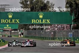 Liam Lawson (NZL) RB VCARB 01 and Oscar Piastri (AUS) McLaren MCL38 battle for position. 27.10.2024. Formula 1 World Championship, Rd 20, Mexican Grand Prix, Mexico City, Mexico, Race Day.