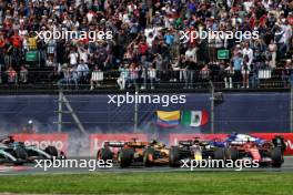 Max Verstappen (NLD) Red Bull Racing RB20 and Carlos Sainz Jr (ESP) Ferrari SF-24 lead at the start of the race as Yuki Tsunoda (JPN) RB VCARB 01 crashes. 27.10.2024. Formula 1 World Championship, Rd 20, Mexican Grand Prix, Mexico City, Mexico, Race Day.