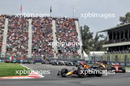 Max Verstappen (NLD) Red Bull Racing RB20 leads at the start of the race. 27.10.2024. Formula 1 World Championship, Rd 20, Mexican Grand Prix, Mexico City, Mexico, Race Day.