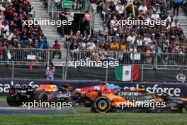 Max Verstappen (NLD) Red Bull Racing RB20 and Lando Norris (GBR) McLaren MCL38 battle for position, behind Carlos Sainz Jr (ESP) Ferrari SF-24. 27.10.2024. Formula 1 World Championship, Rd 20, Mexican Grand Prix, Mexico City, Mexico, Race Day.