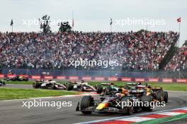 Max Verstappen (NLD) Red Bull Racing RB20 leads at the start of the race. 27.10.2024. Formula 1 World Championship, Rd 20, Mexican Grand Prix, Mexico City, Mexico, Race Day.