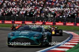 Max Verstappen (NLD) Red Bull Racing RB20 leads behind the Aston Martin FIA Safety Car. 27.10.2024. Formula 1 World Championship, Rd 20, Mexican Grand Prix, Mexico City, Mexico, Race Day.