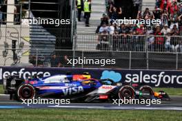 Liam Lawson (NZL) RB VCARB 01 and Sergio Perez (MEX) Red Bull Racing RB20 battle for position. 27.10.2024. Formula 1 World Championship, Rd 20, Mexican Grand Prix, Mexico City, Mexico, Race Day.