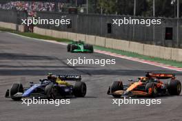 Oscar Piastri (AUS) McLaren MCL38 and Franco Colapinto (ARG) Williams Racing FW46 battle for position. 27.10.2024. Formula 1 World Championship, Rd 20, Mexican Grand Prix, Mexico City, Mexico, Race Day.